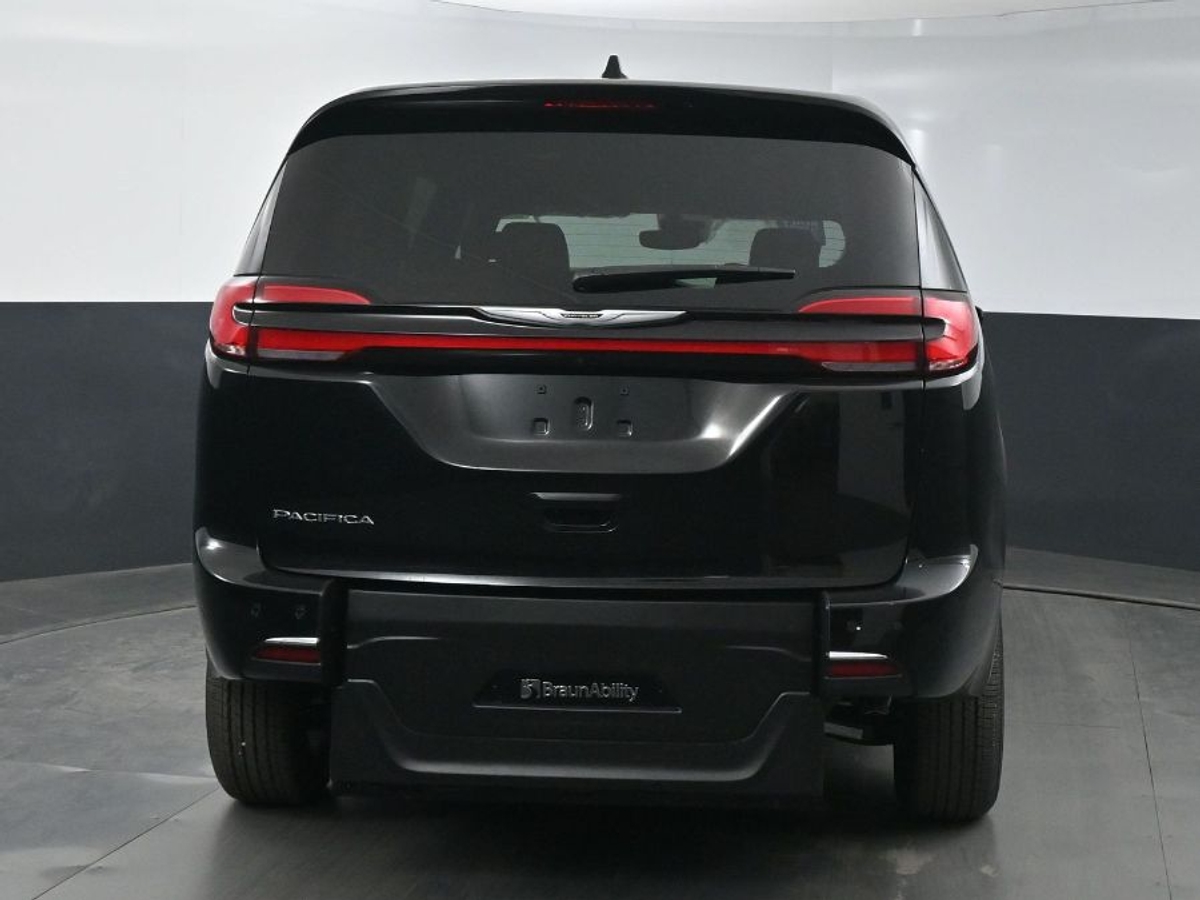 Black Chrysler Pacifica image number 5