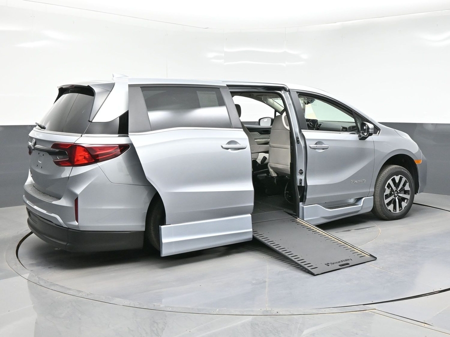 Silver Honda Odyssey image number 6