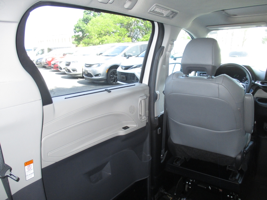 White Toyota Sienna image number 11