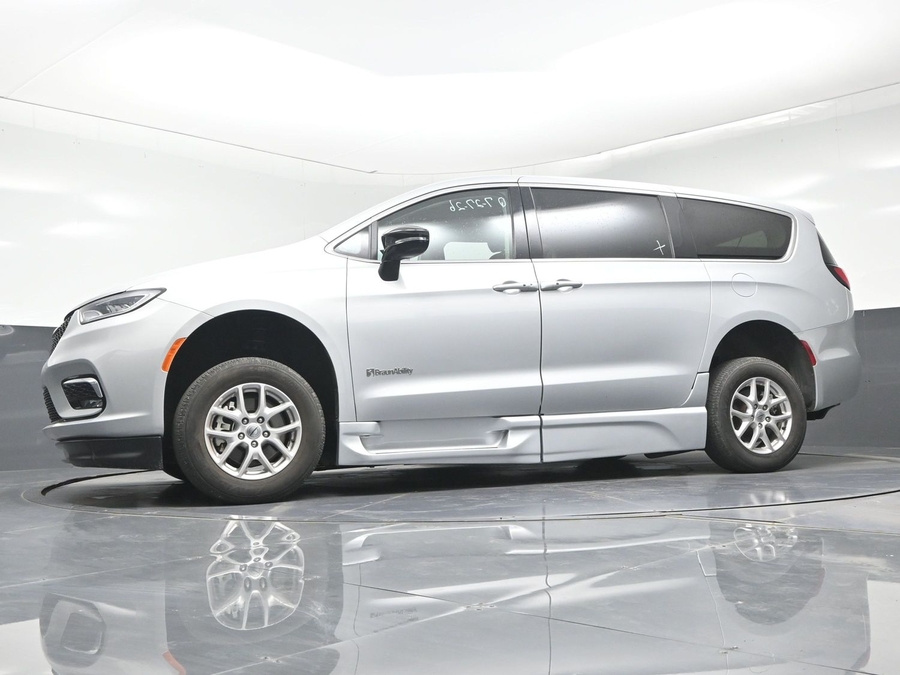 Silver Chrysler Pacifica image number 13