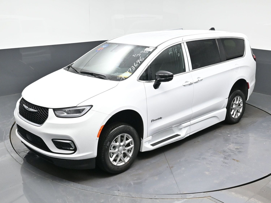 White Chrysler Pacifica image number 20