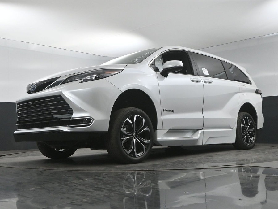 New 2025 Toyota Sienna Hybrid Platinum - BraunAbility Side Entry Entry Fold Out Automatic Ramp