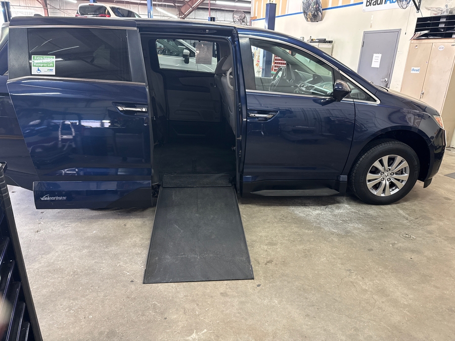 Blue Honda Odyssey image number 2