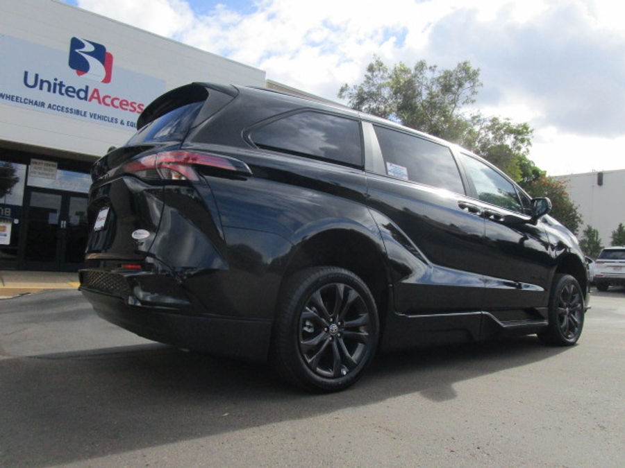 New 2025 Toyota Sienna Hybrid XSE Sport - BraunAbility Side Entry Entry In Floor Automatic Ramp
