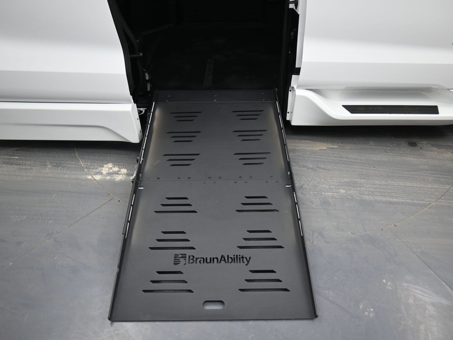 New 2026 Toyota Sienna Hybrid LE - BraunAbility Side Entry Fold Out Automatic Ramp