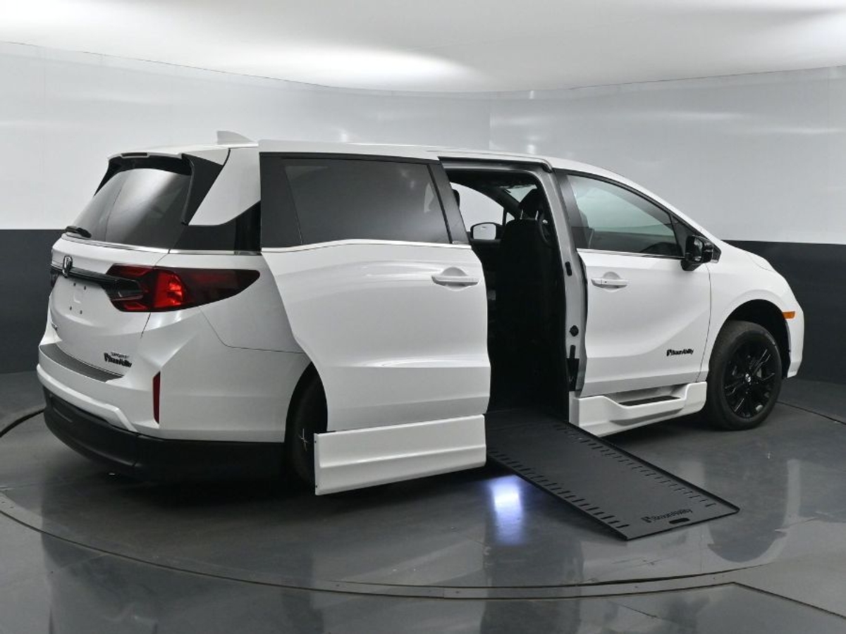 White Honda Odyssey image number 6