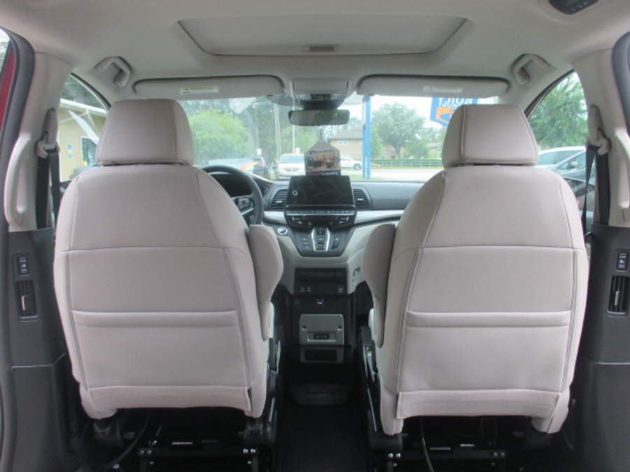 Red Honda Odyssey image number 6