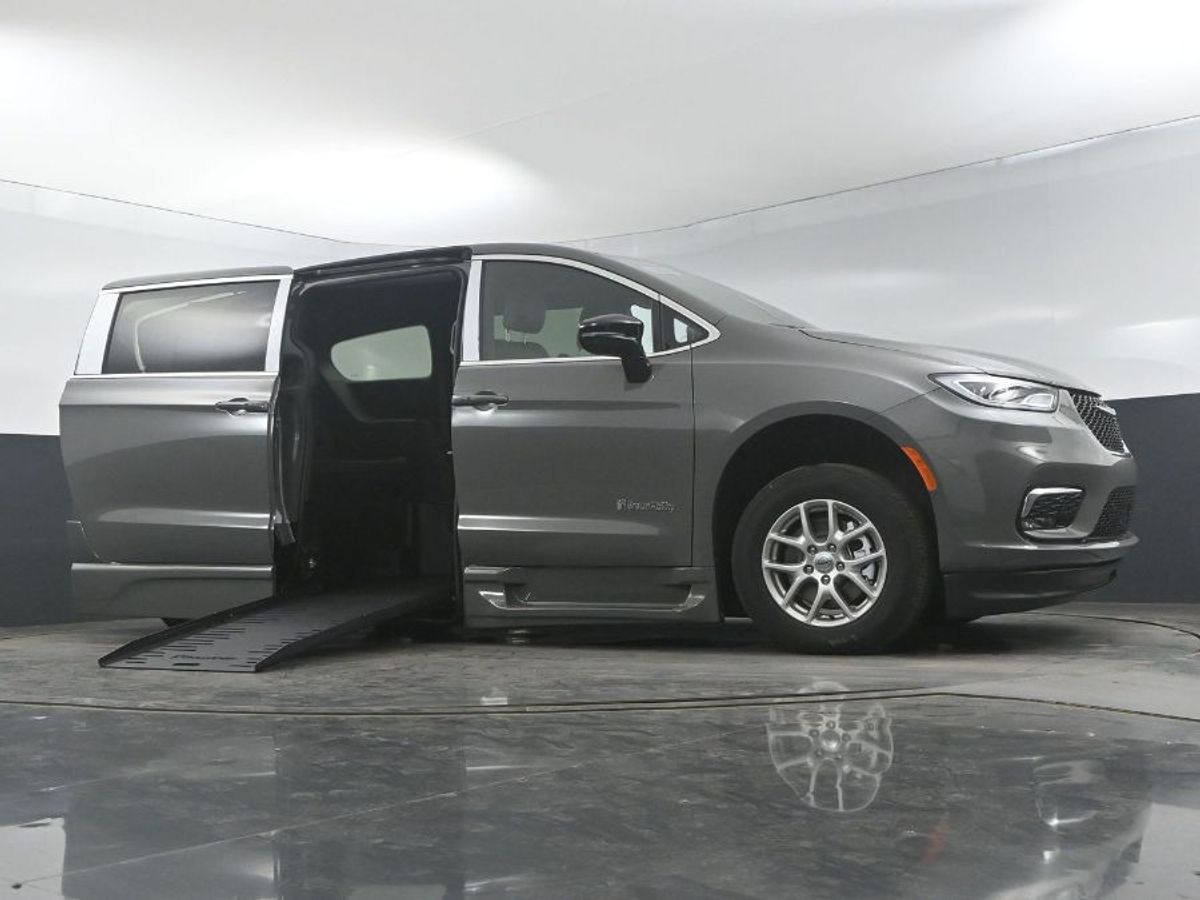 2025 CHRYSLER PACIFICA - Image 19