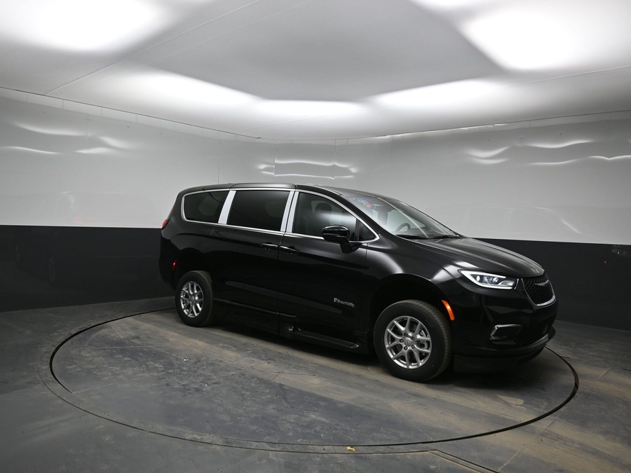 Black Chrysler Pacifica image number 17