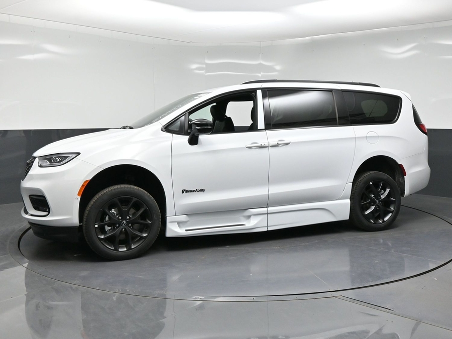 New 2026 Chrysler Pacifica Select Sport - BraunAbility Side Entry Fold Out Automatic Ramp