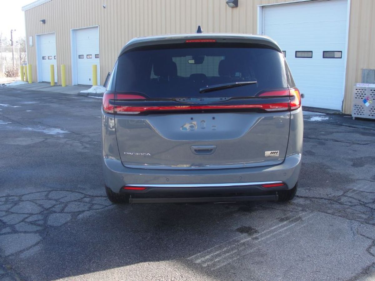 Grey Chrysler Pacifica image number 5