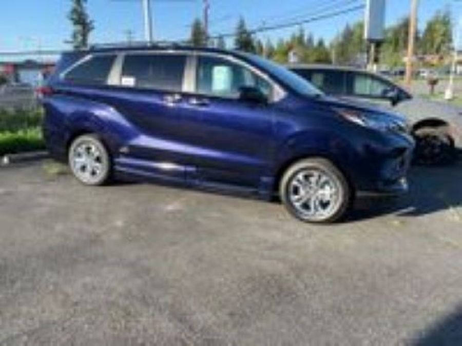 New 2025 Toyota Sienna Hybrid Platinum - VMI Side Entry Entry In Floor Automatic Ramp
