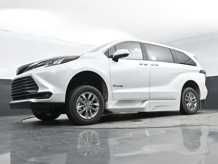 New 2025 Toyota Sienna Hybrid XLE Base - BraunAbility Side Entry Entry In Floor Automatic Ramp
