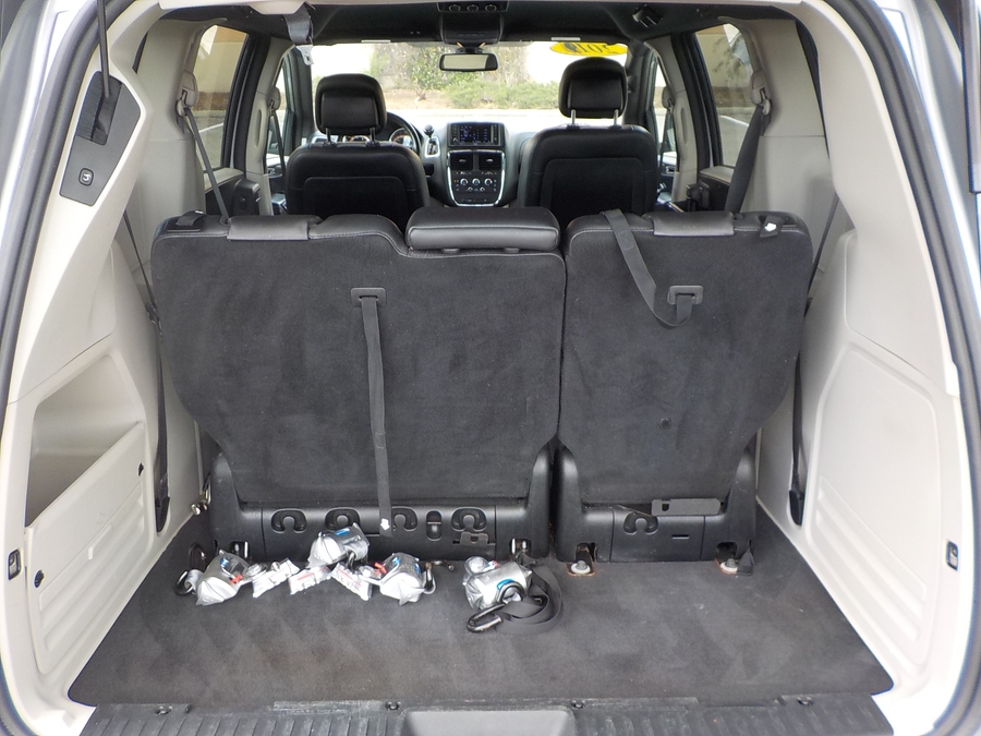 Silver Dodge Grand Caravan image number 19