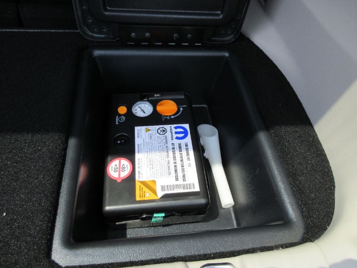 Silver Chrysler Pacifica image number 17