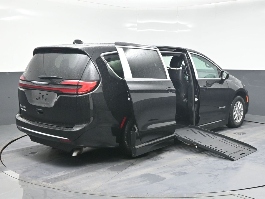 Black Chrysler Pacifica image number 9