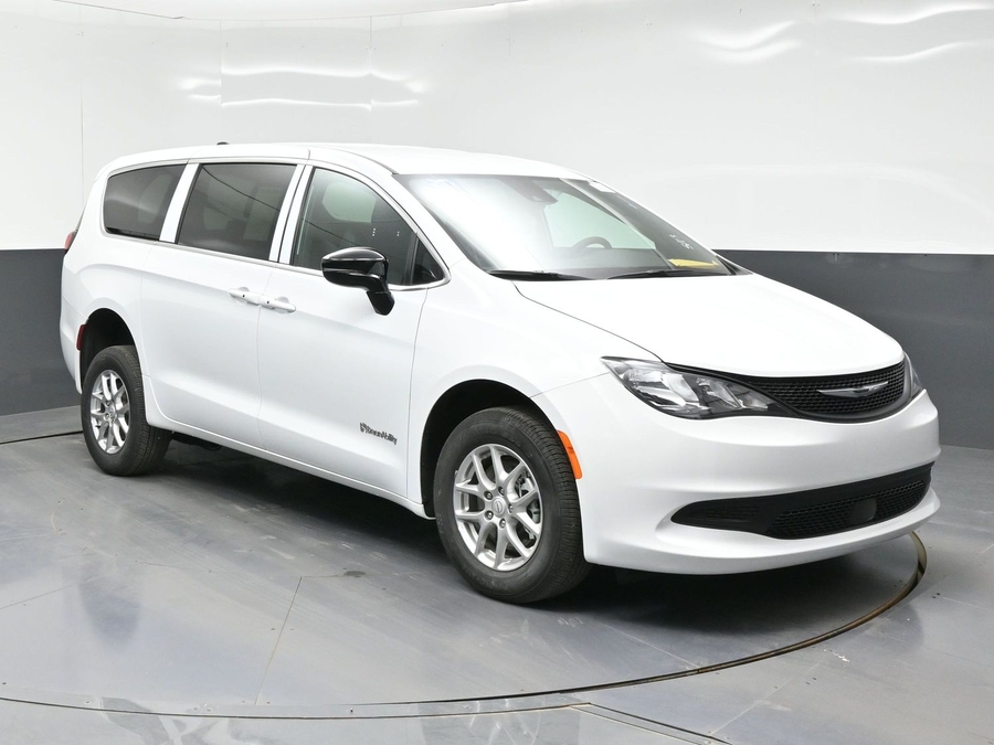 White Chrysler Voyager image number 15