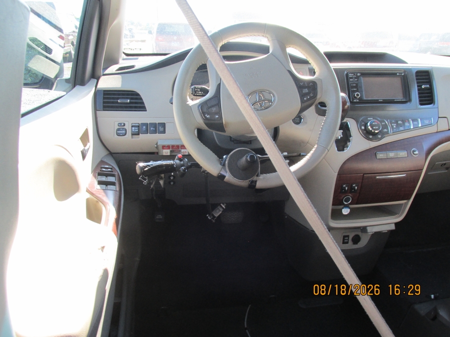 Toyota Sienna image number 10