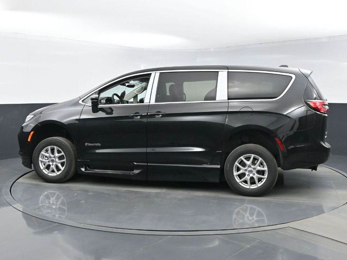 Black Chrysler Pacifica image number 20