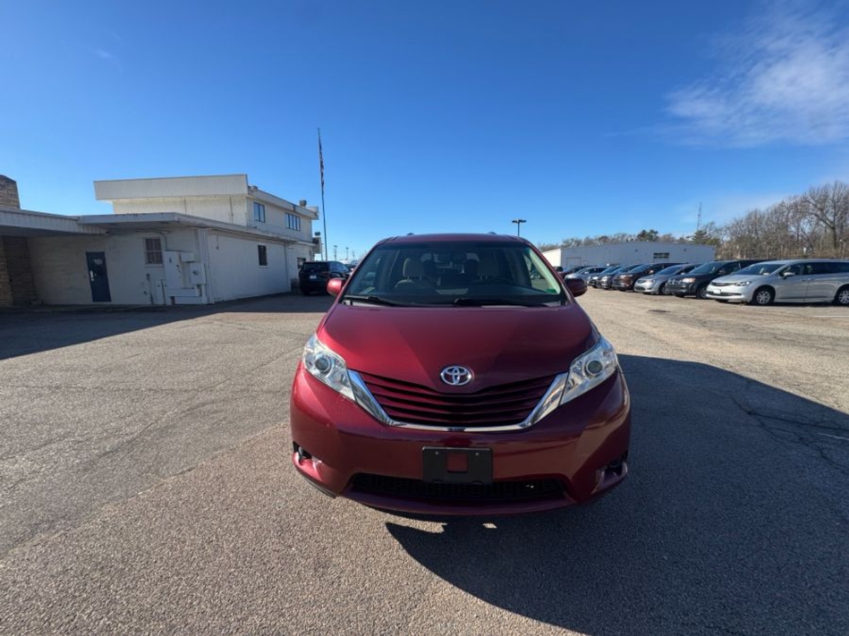 2017 Toyota Sienna LE's photo