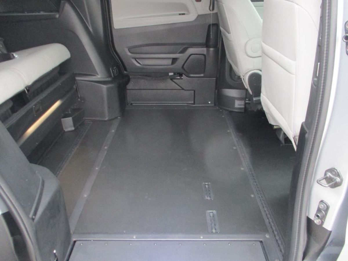 Silver Honda Odyssey image number 19