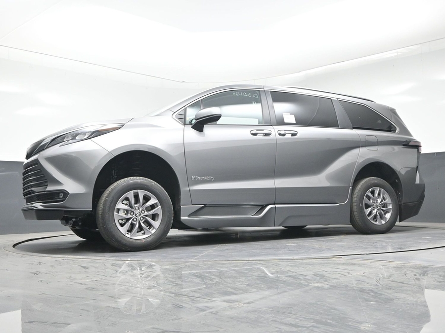 New 2026 Toyota Sienna Hybrid XLE Base - BraunAbility Side Entry Entry Fold Out Automatic Ramp