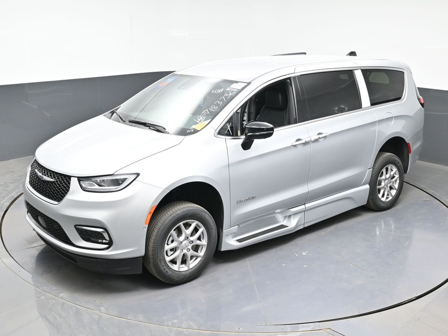 Silver Chrysler Pacifica image number 20