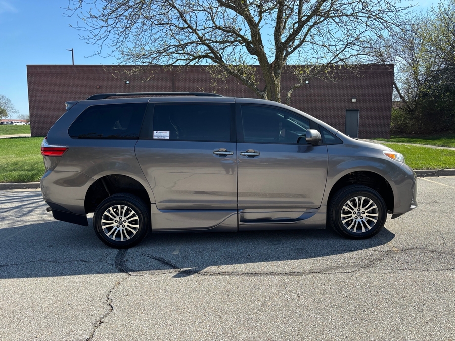 Used 2018 Toyota Sienna XLE - VMI Side Entry Entry In Floor Manual Ramp