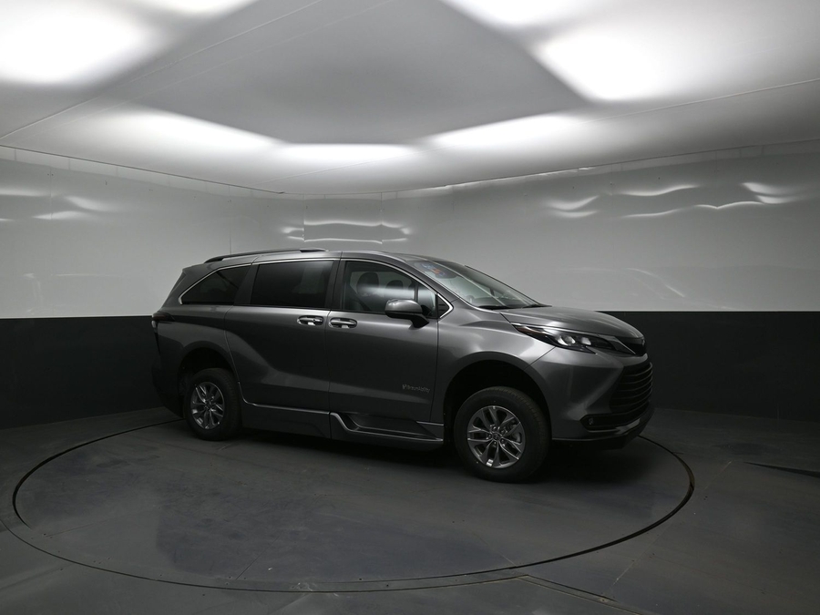 Grey Toyota Sienna image number 16