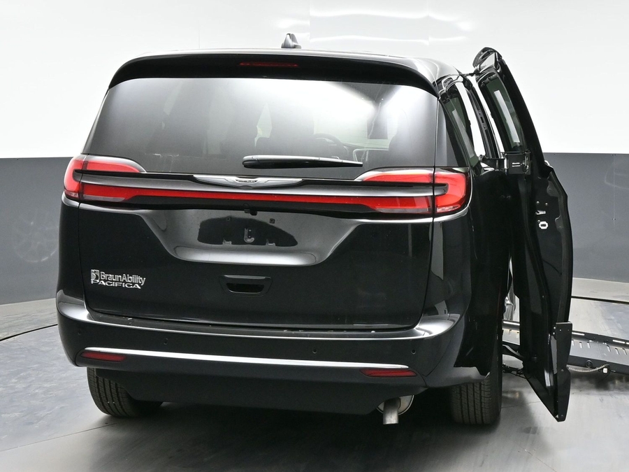 Black Chrysler Pacifica image number 5