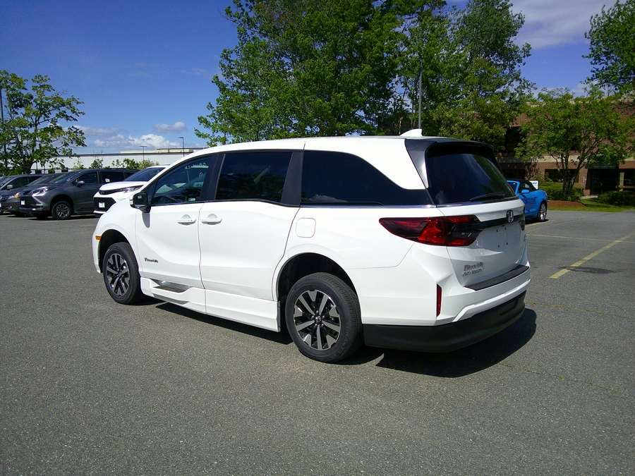 White Honda Odyssey image number 6
