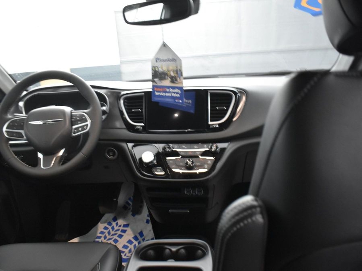 2025 CHRYSLER VOYAGER - Image 13