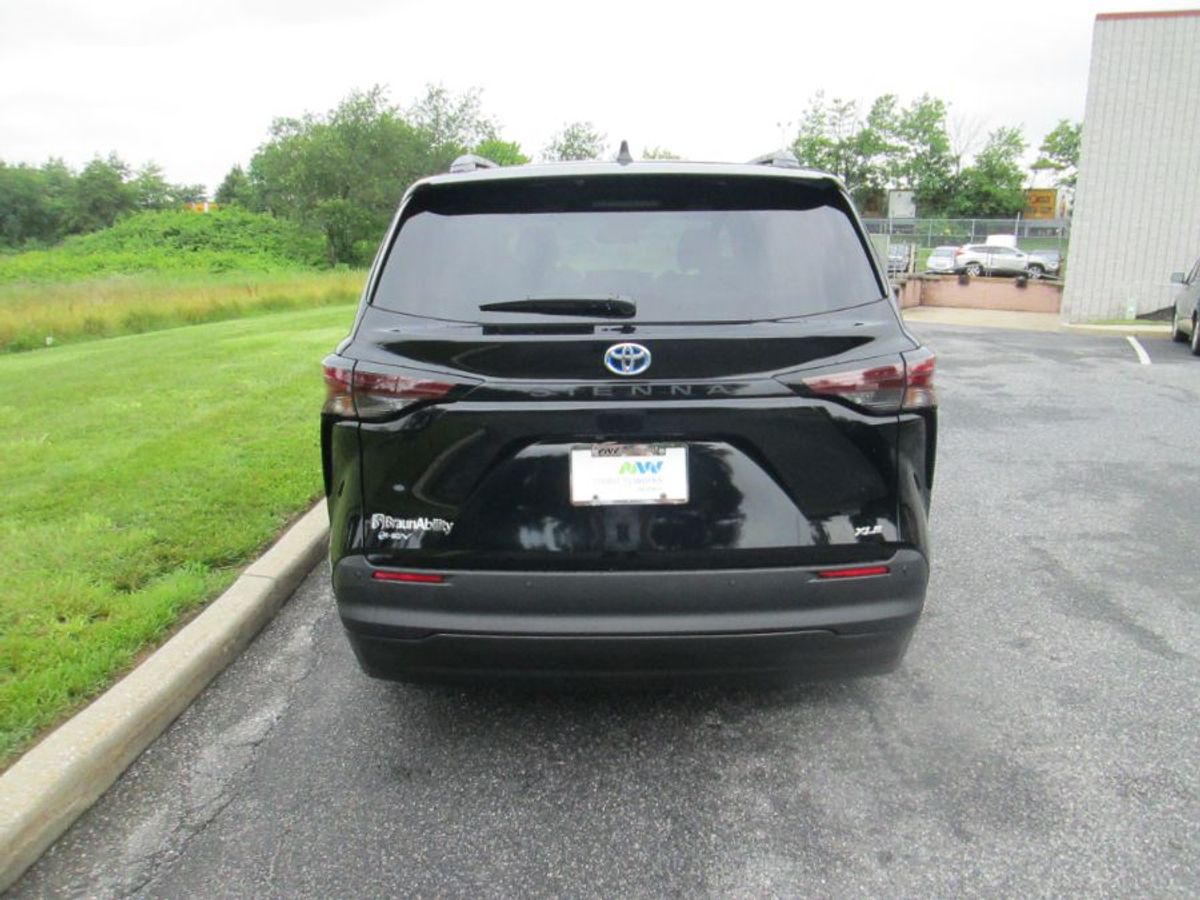 Black Toyota Sienna image number 7