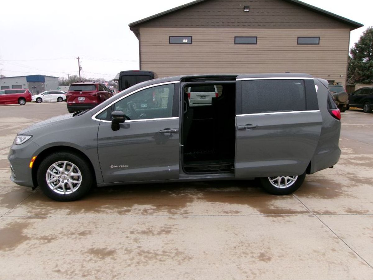 2024 CHRYSLER PACIFICA - Image 3