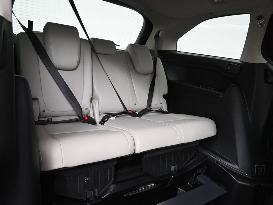 Red Honda Odyssey image number 9