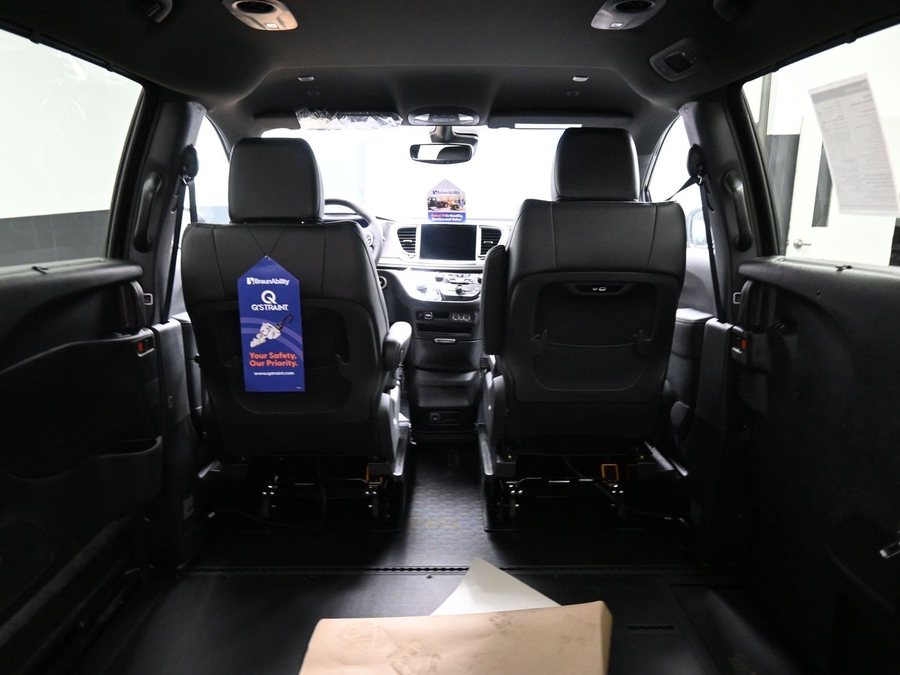 Black Chrysler Pacifica image number 14