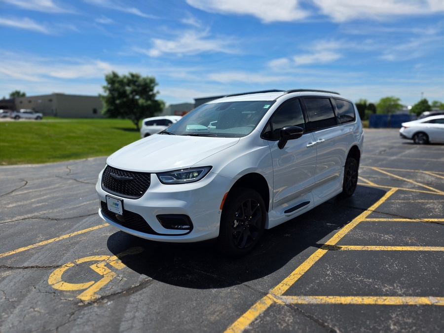 White Chrysler Pacifica image number 2