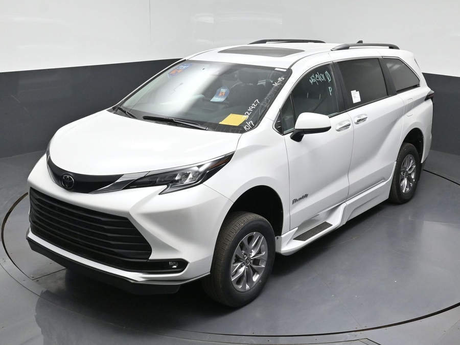 New 2026 Toyota Sienna Hybrid XLE Base - BraunAbility Side Entry Fold Out Automatic Ramp