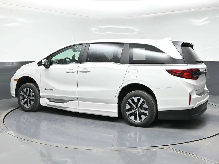 White Honda Odyssey image number 3