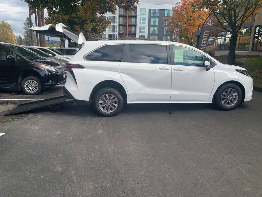 Used 2022 Toyota Sienna LE - Rear Entry Entry Fold Out Manual Ramp