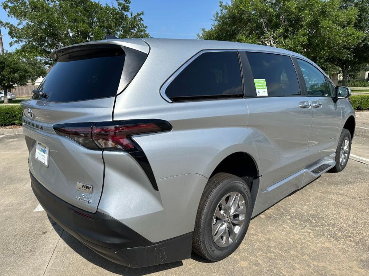 Silver Toyota Sienna image number 3