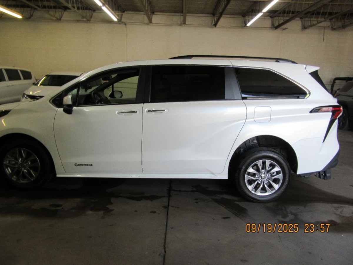 2024 TOYOTA SIENNA - Image 9