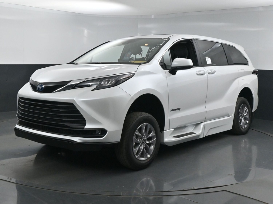 New 2025 Toyota Sienna Hybrid XLE Base - BraunAbility Side Entry Entry Fold Out Automatic Ramp
