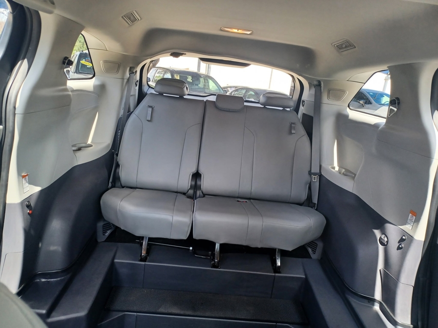 Blue Toyota Sienna image number 18