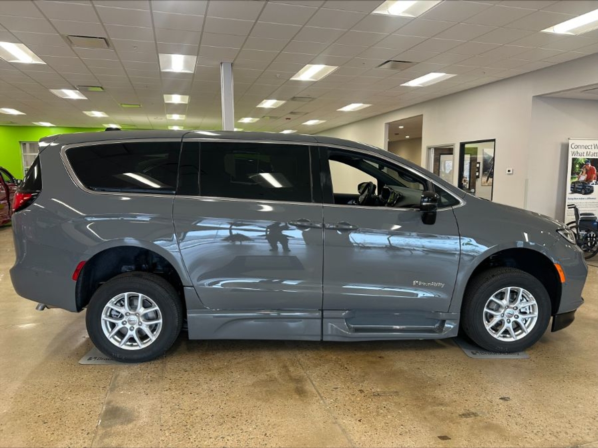 2025 CHRYSLER PACIFICA - Image 8