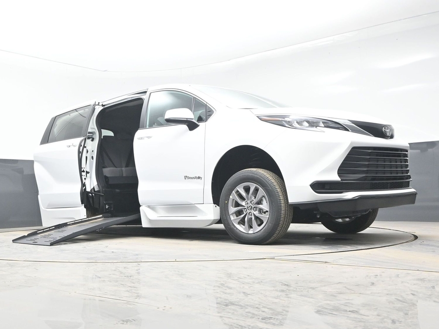 New 2026 Toyota Sienna Hybrid LE - BraunAbility Side Entry Fold Out Automatic Ramp