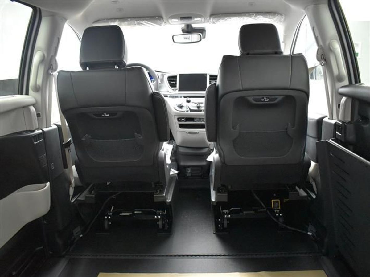 Silver Chrysler Pacifica image number 19