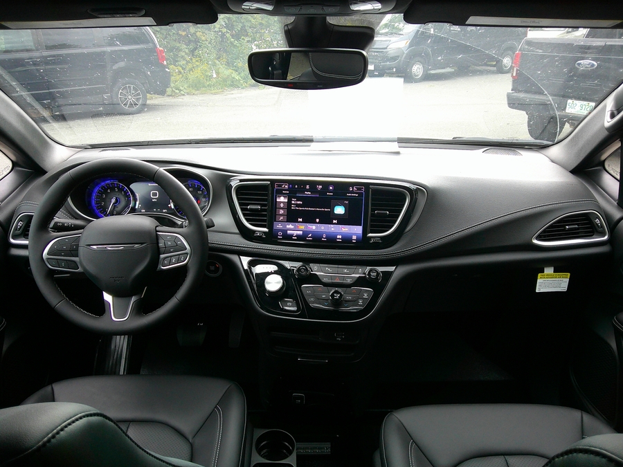 White Chrysler Pacifica image number 17