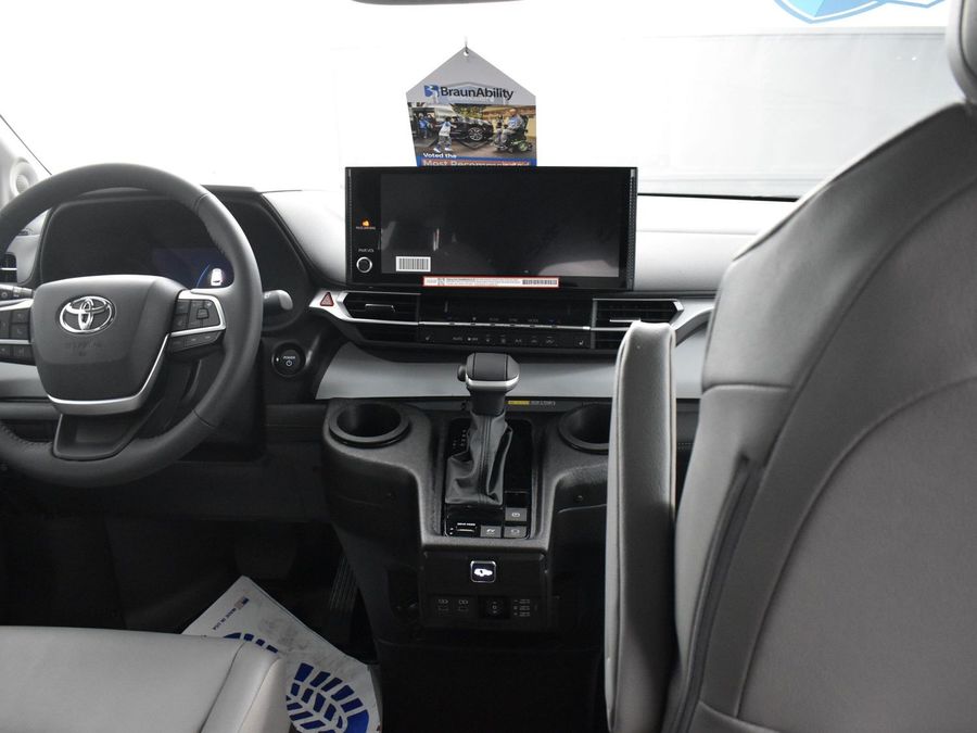 New 2025 Toyota Sienna Hybrid XLE Plus - BraunAbility Side Entry Entry In Floor Automatic Ramp