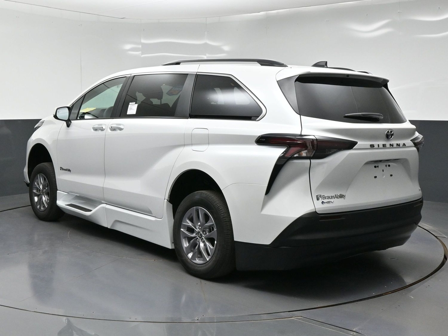 White Toyota Sienna image number 2